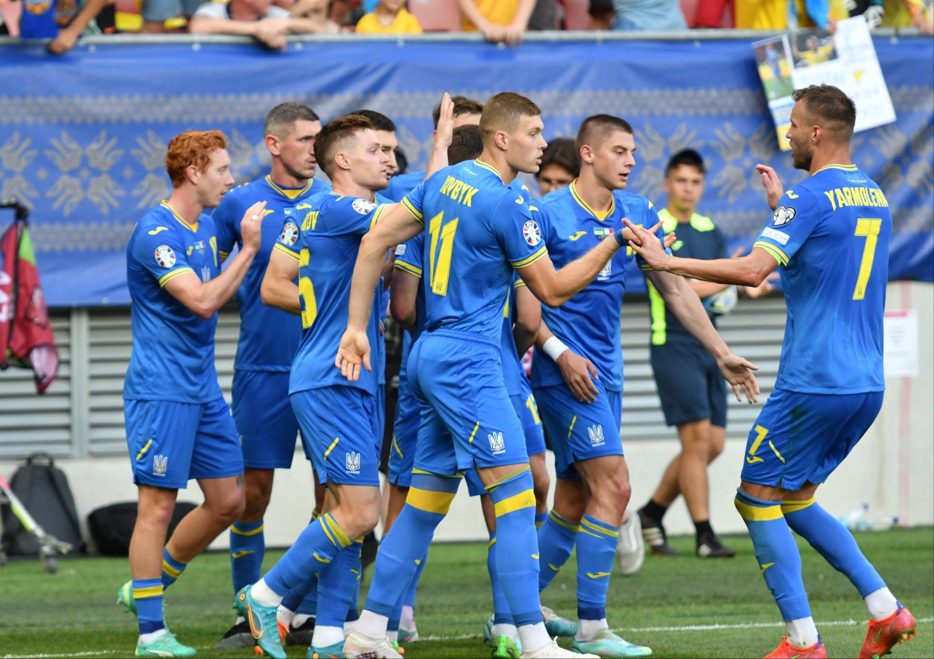 Где пройдет матч украина. Формы сборных по футболу 2024 Украина. Че-2024 по футболу до 17 лет женщины.